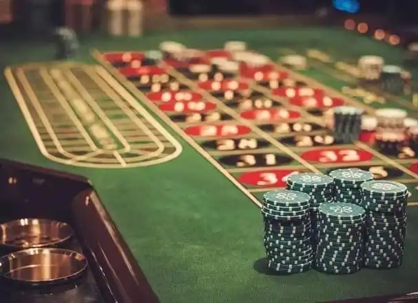 Người chơi tham gia bàn baccarat Live Casino từ điện thoại di động